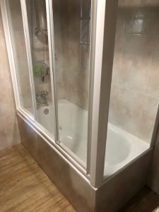 Colocación mampara baño Garinoain