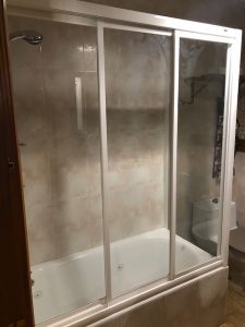 Colocación mampara baño Garinoain 2