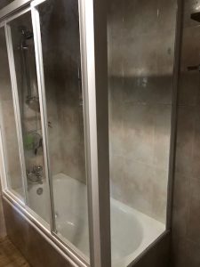 Colocación mampara baño Garinoain 3